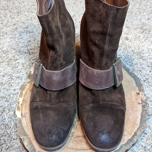 KORKS Heeled Suede Bootie with Chunky Buckle Ankle Boots | Size 9 | EUC - Picture 7 of 14